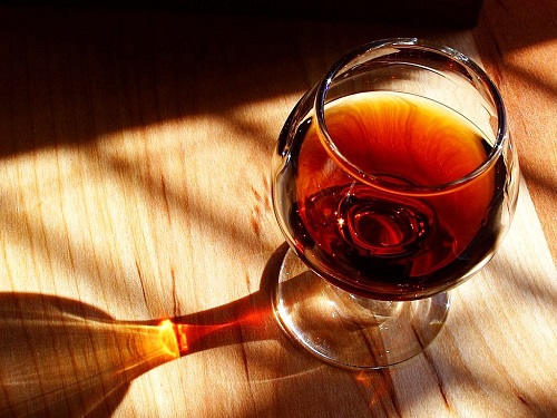 Đừng biến cây hà thủ ô ngâm rượu từ dược liệu thành độc dược đc dùng làm “níu giữ” tuổi thanh xuân