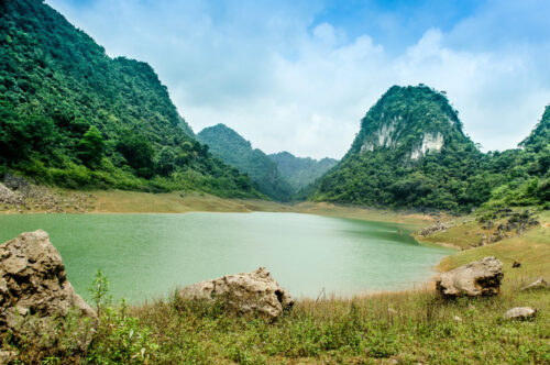 C£ vùng hÓ hiÇn ra giïa lòng ch£o thung ling ¢nh : thu h¯Üng